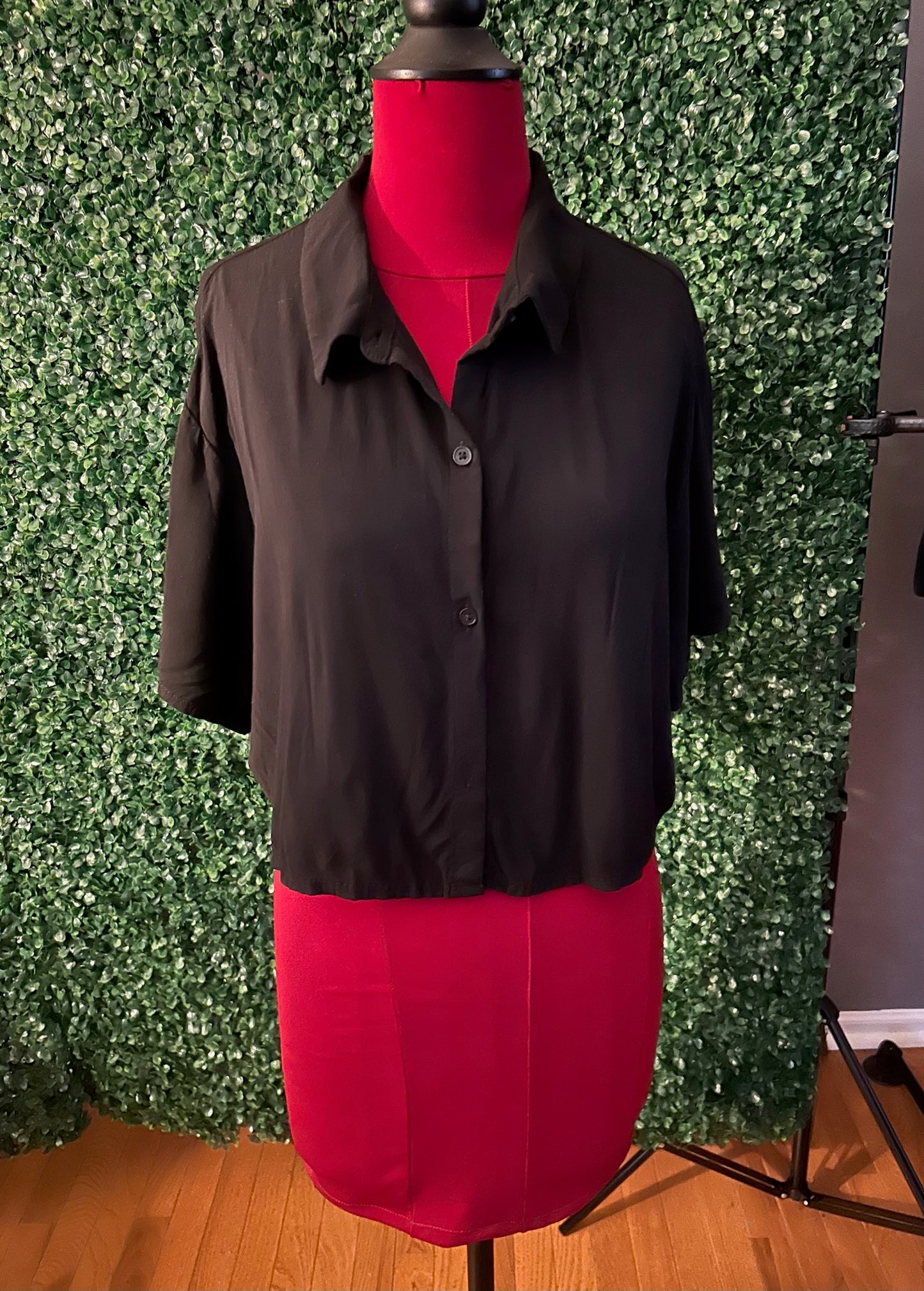 H&M Divided Black Cropped Button Down
